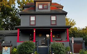 Burnt Toast Inn And Washington House